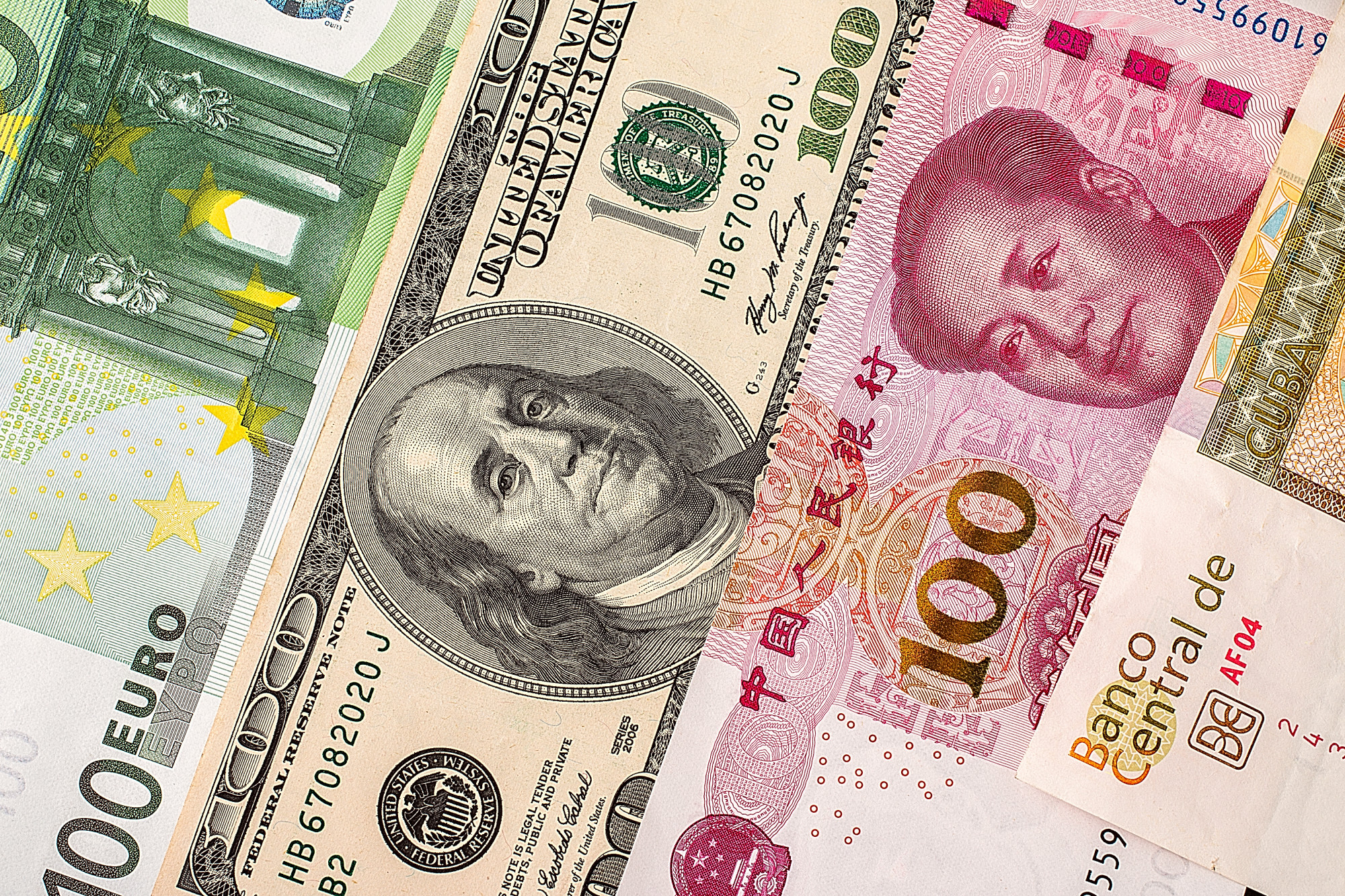 Евро доллары песня. Доллар евро юань. Деньги евро доллары юани. Юань к доллару. Китайский юань банкноты.